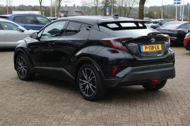 Toyota C-HR (2018) thumbnail 3
