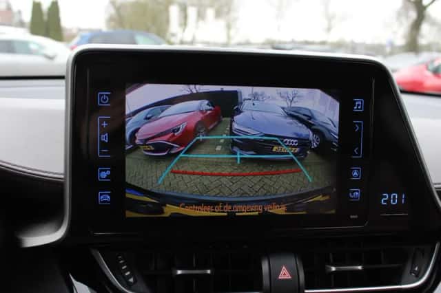 Toyota C-HR (2018) thumbnail 24