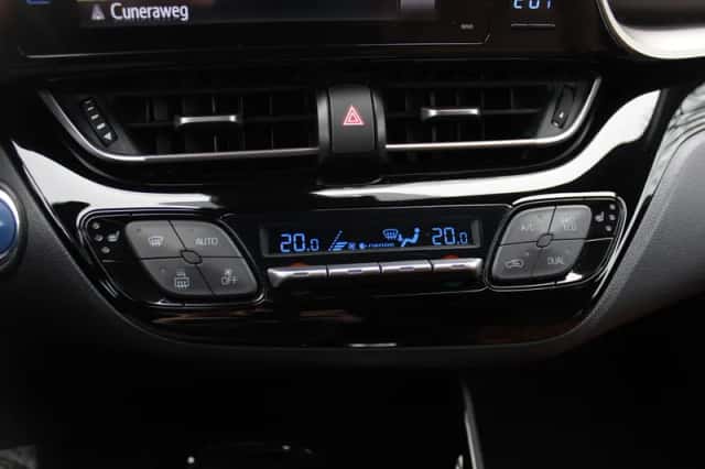 Toyota C-HR (2018) thumbnail 25