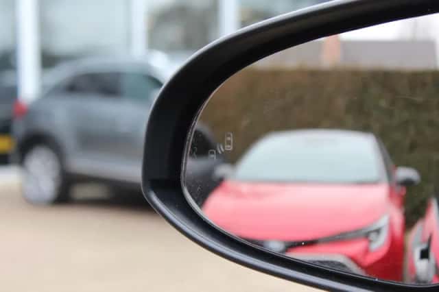 Toyota C-HR (2018) thumbnail 28