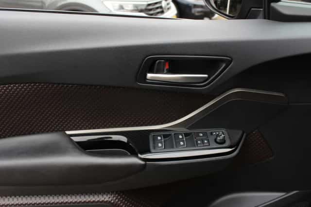 Toyota C-HR (2018) thumbnail 32