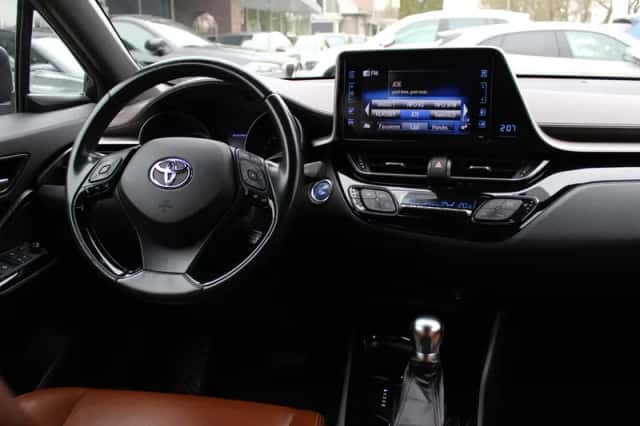 Toyota C-HR (2018) thumbnail 9