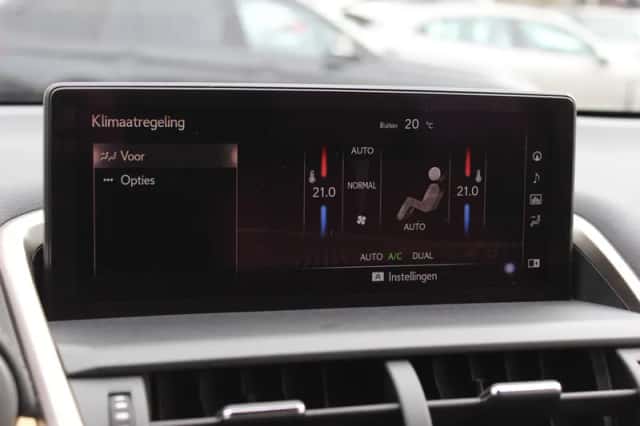 Lexus NX (2018) thumbnail 24
