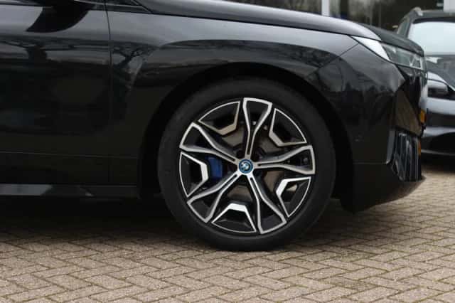 BMW iX (2021) thumbnail 15