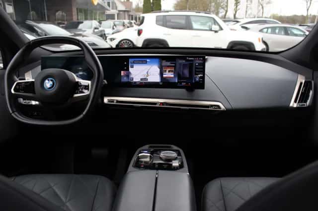 BMW iX (2021) thumbnail 3