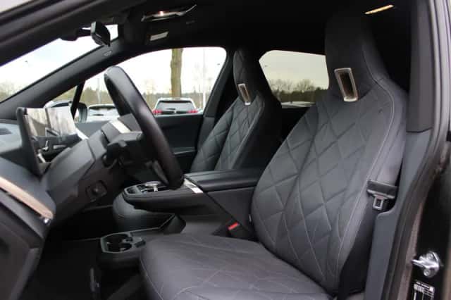 BMW iX (2021) thumbnail 5