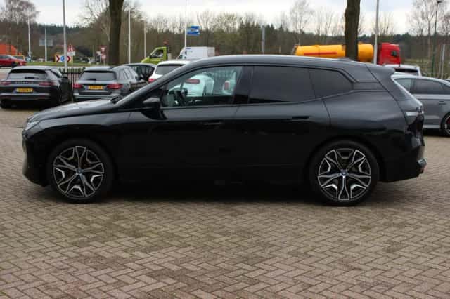 BMW iX (2021) thumbnail 8