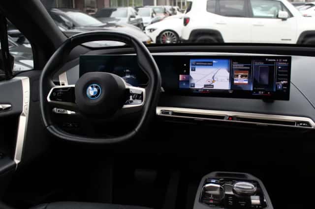 BMW iX (2021) thumbnail 10