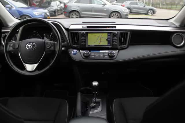 Toyota RAV4 (2018) thumbnail 2