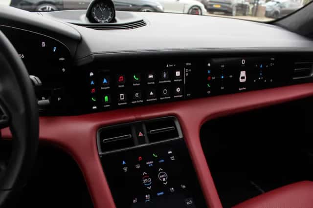 Porsche Taycan (2021) thumbnail 21