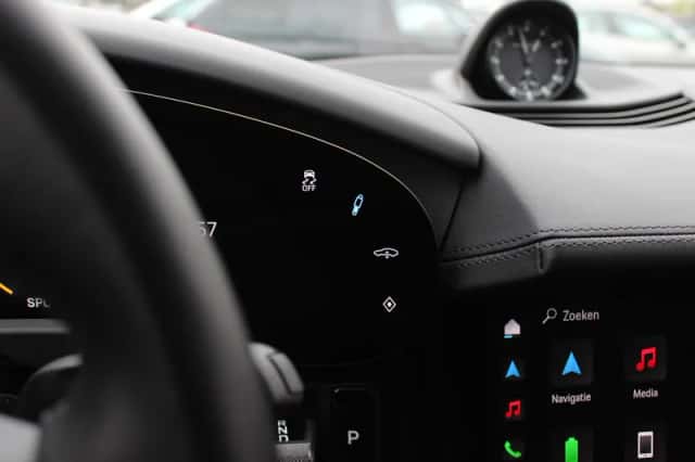 Porsche Taycan (2021) thumbnail 32