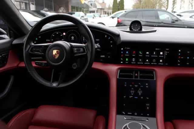 Porsche Taycan (2021) thumbnail 10