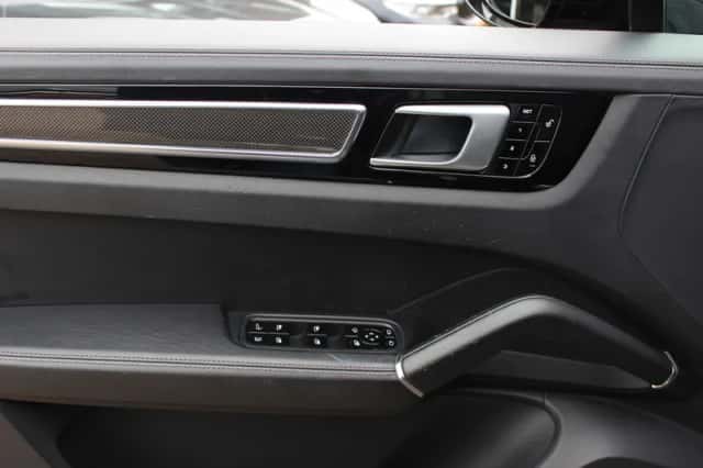 Porsche Cayenne (2018) thumbnail 37
