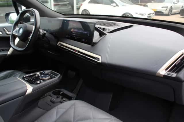 BMW iX (2022) thumbnail 14