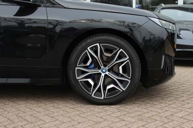 BMW iX (2022) thumbnail 15