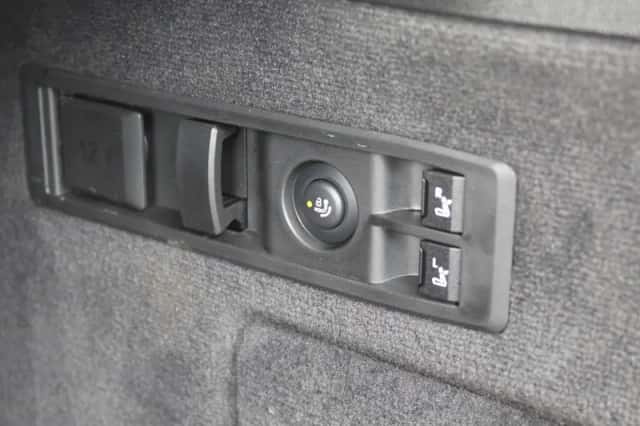 BMW iX (2022) thumbnail 18