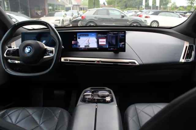 BMW iX (2022) thumbnail 3