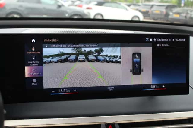 BMW iX (2022) thumbnail 23