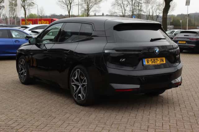 BMW iX (2022) thumbnail 4