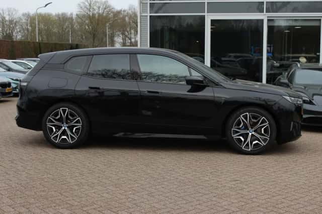 BMW iX (2022) thumbnail 6