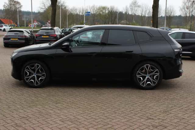BMW iX (2022) thumbnail 8