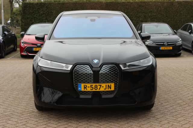 BMW iX (2022) thumbnail 9