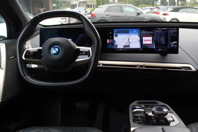 BMW iX (2022) thumbnail 10