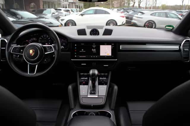 Porsche Cayenne (2023) thumbnail 2