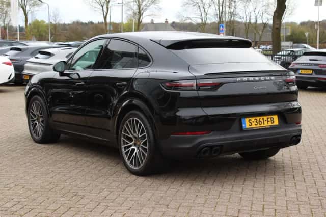 Porsche Cayenne (2023) thumbnail 3