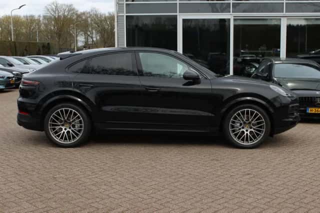 Porsche Cayenne (2023) thumbnail 5