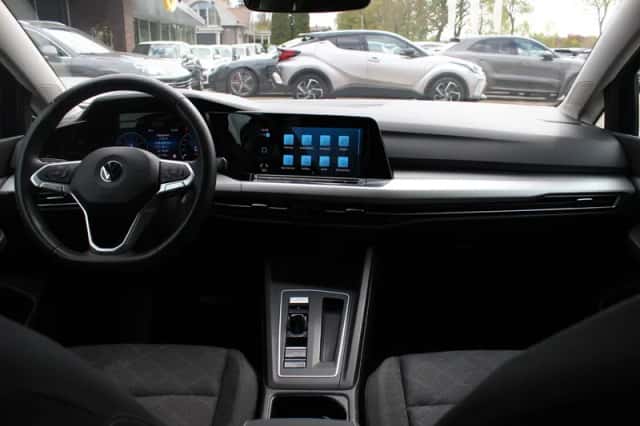Volkswagen Golf (2021) thumbnail 2
