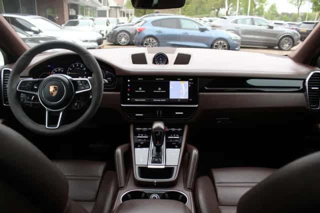 Porsche Cayenne (2022) thumbnail 2