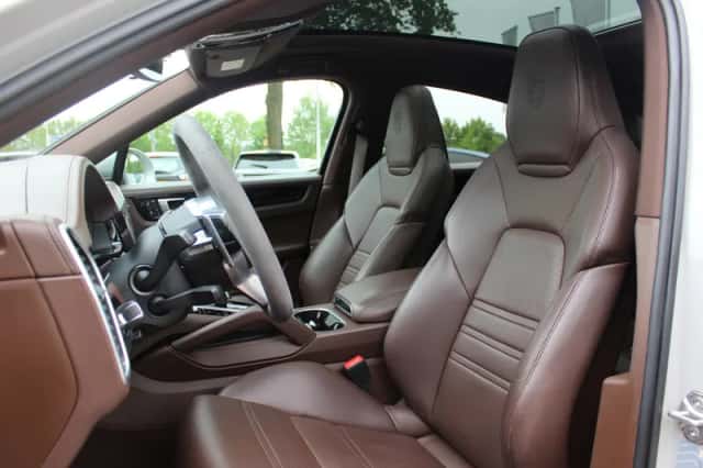 Porsche Cayenne (2022) thumbnail 4