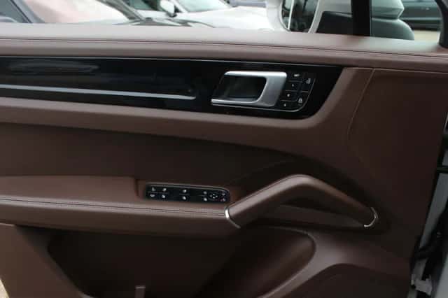 Porsche Cayenne (2022) thumbnail 35