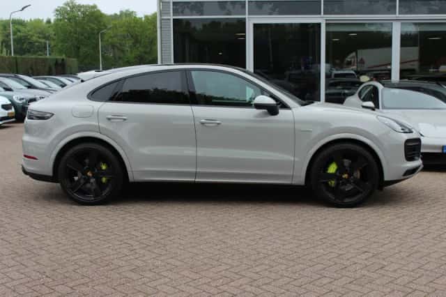 Porsche Cayenne (2022) thumbnail 5