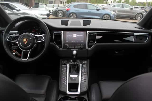 Porsche Macan (2017) thumbnail 2