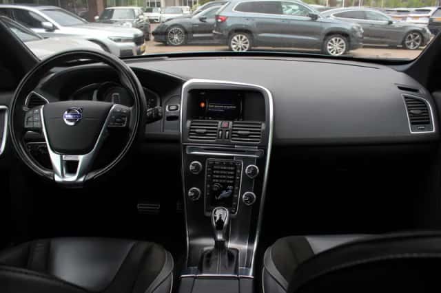 Volvo XC60 (2017) thumbnail 2