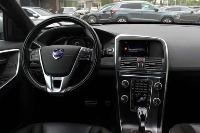 Volvo XC60 (2017) thumbnail 9