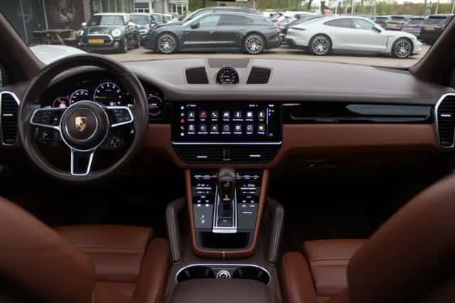 Porsche Cayenne (2022) thumbnail 2