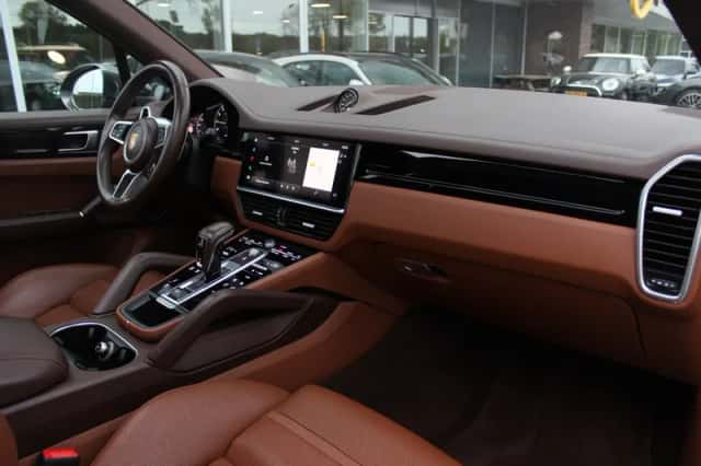 Porsche Cayenne (2022) thumbnail 13
