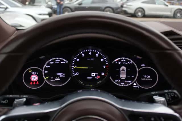 Porsche Cayenne (2022) thumbnail 19