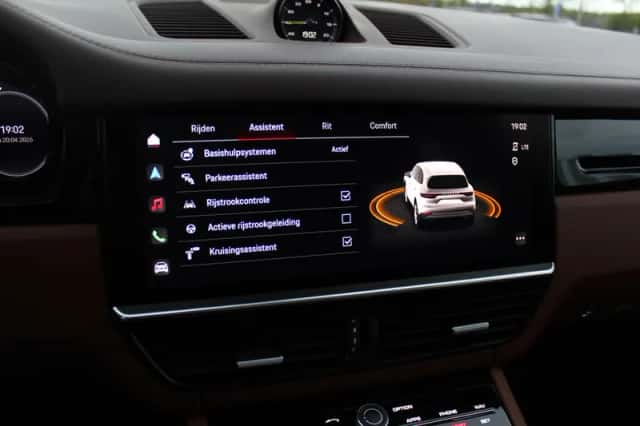 Porsche Cayenne (2022) thumbnail 26