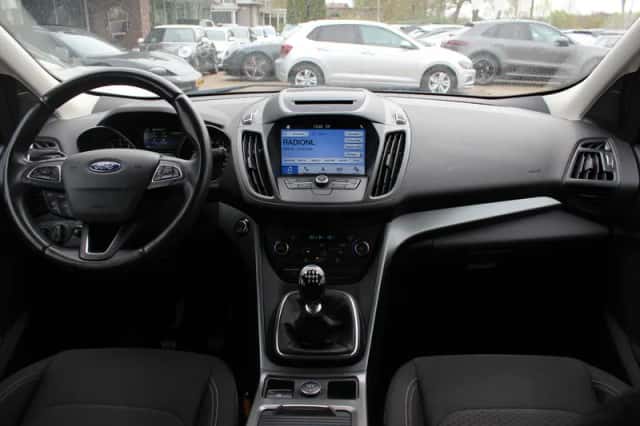 Ford Kuga (2018) thumbnail 2