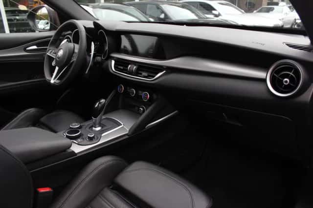 Alfa Romeo Stelvio (2020) thumbnail 13