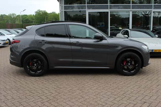 Alfa Romeo Stelvio (2020) thumbnail 5