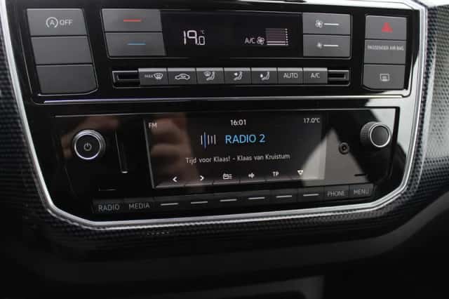 Volkswagen Up! (2017) thumbnail 24