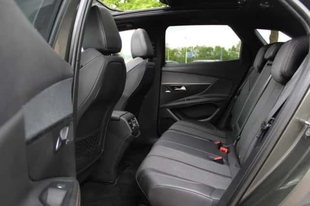 Peugeot 3008 (2017) thumbnail 11