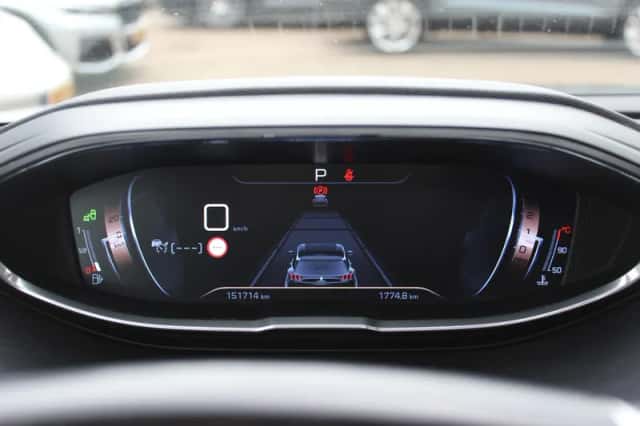Peugeot 3008 (2017) thumbnail 18