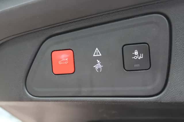 Peugeot 3008 (2017) thumbnail 28