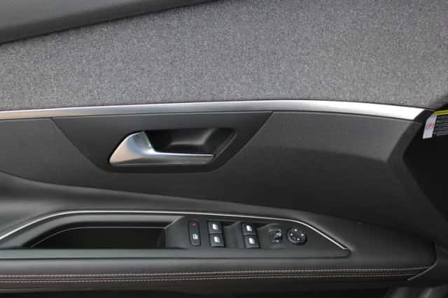 Peugeot 3008 (2017) thumbnail 29